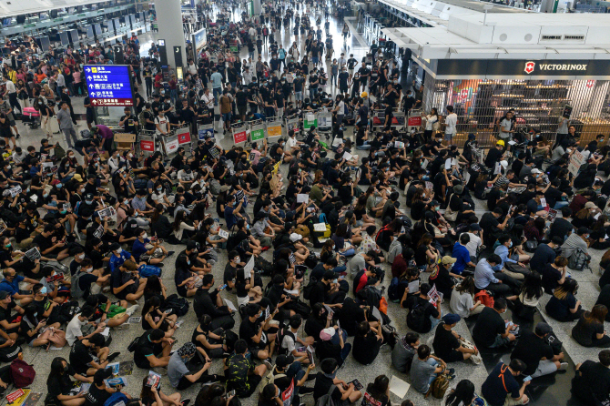 홍콩공항, 14일 운항 재개..경찰 “시위대 5명 체포”