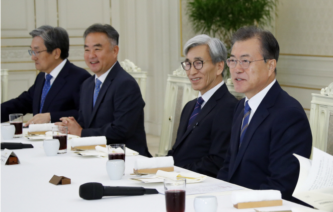 文대통령, 국정과제위원장과 오찬…"사회 바꾸고 계신데 감사"