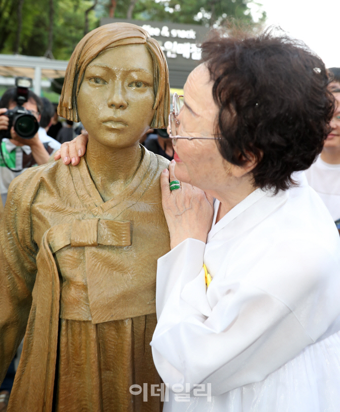 [포토]기림비 바라보는 이용수 할머니