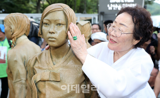 [포토]일본군 ‘위안부’ 기림비 만져보는 이용수 할머니