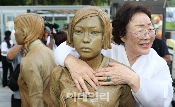 [포토]‘위안부’ 기림비 동상 안아주는  이용수 할머니