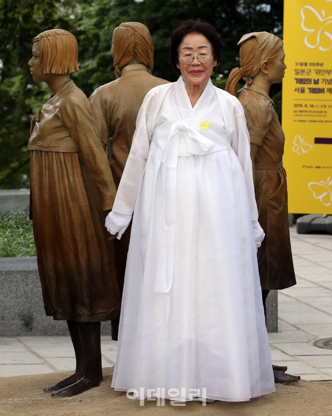 [포토]이용수 할머니, '일본군 위안부 피해자 기림비'와 함께