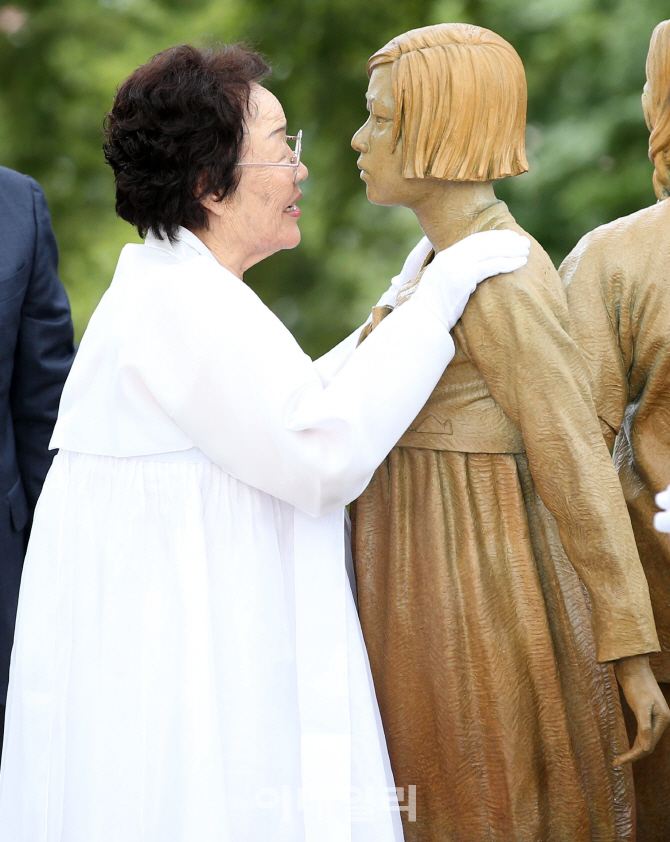 [포토]기림비 동상 앞에 선 이용수 할머니