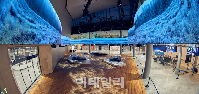 삼성전자 스마트 LED 사이니지 "핀란드 헬싱키 공항 수놓다"