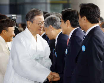 文대통령 “완도 소녀가 울산서 공부하고 남포서 창업하는 나라”(상보)