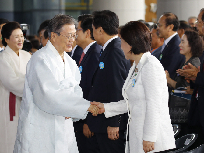 文대통령 “책임있는 경제강국으로 자유무역 질서 지키겠다”(상보)