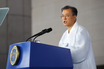 文대통령 “남북, 8000만 단일시장..통일되면 세계 경제 6위권 전망”(상보)