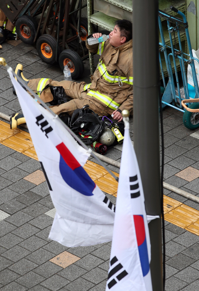 [포토] 소방대원의 광복절 아침