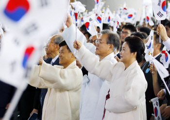 흰 두루마기로 광복 74주년 빛낸 文대통령