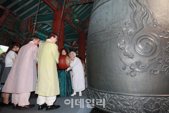[포토]광복절, '보신각 타종하는 이옥선 할머니'