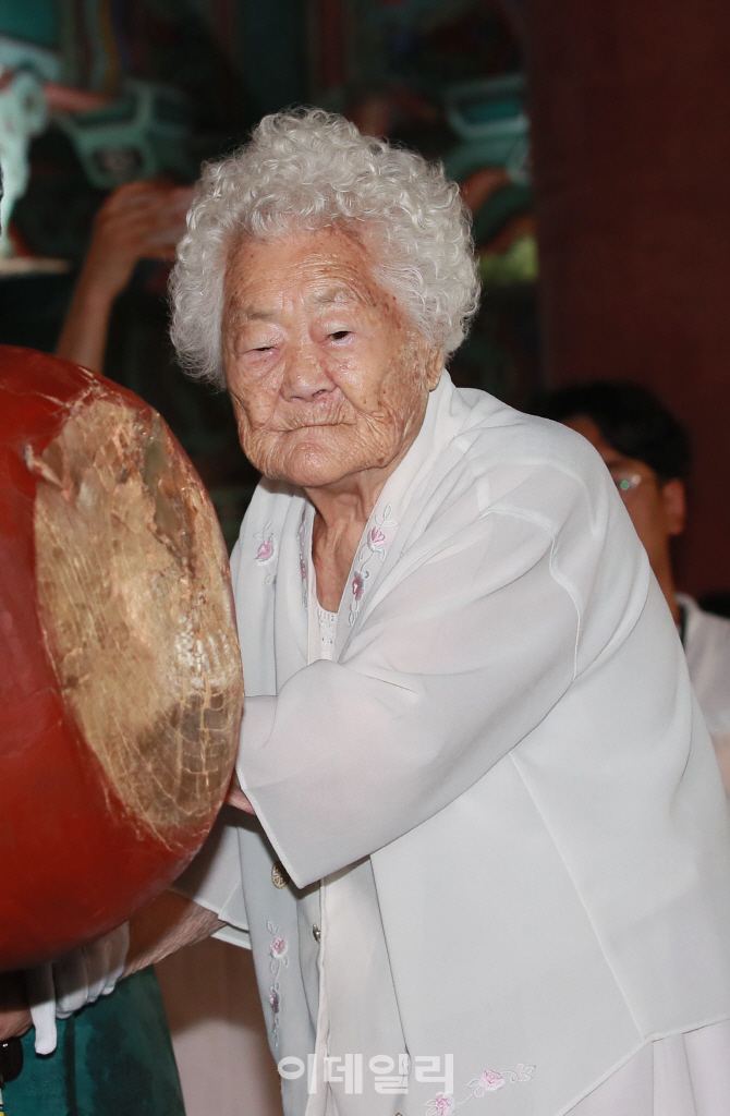 [포토]광복절 기념 타종하는 이옥선 할머니
