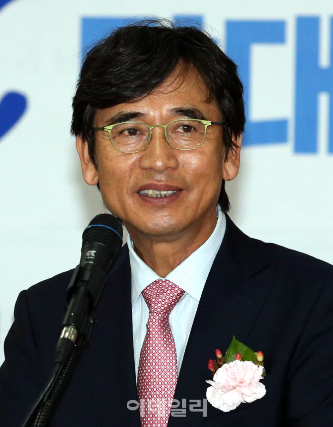 [포토]김대중·노무현 대통령 서거 10주기 추모사진전 개막식에서 회고사하는 유시민 이사장