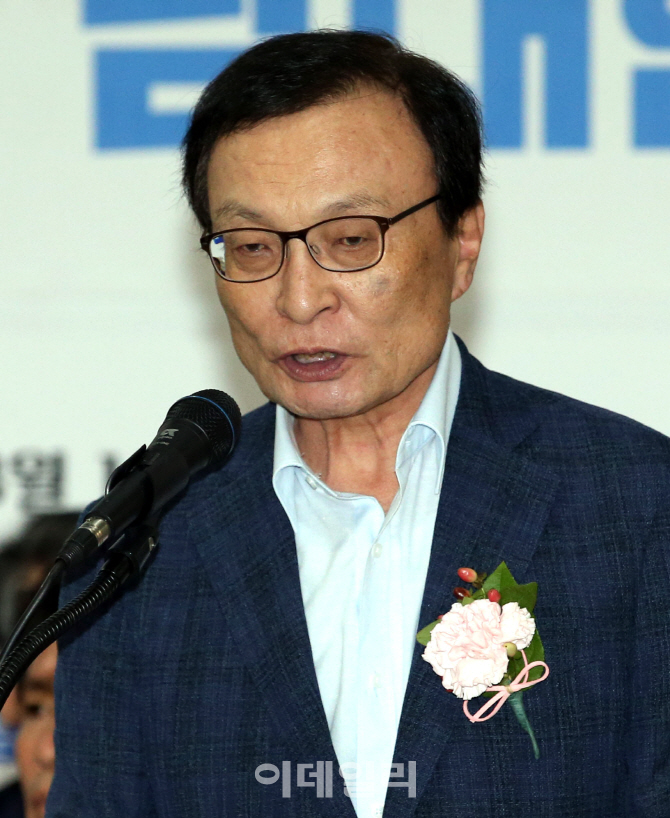 [포토]김대중·노무현 대통령 서거 10주기 추모사진전 개막식에서 회고사하는 이해찬 대표