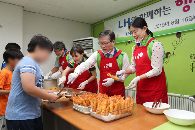 LH, 경기 군포 부곡휴먼시아서 '행복한 밥상' 봉사활동