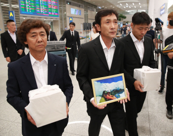 文대통령, 10년만 귀환 직지원정대 故민준영·박종성 대원에 "자랑스럽게 기억할것"