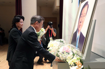 文대통령 "역사 두렵게 여기는 용기 되새겨"…故김대중 대통령 추모