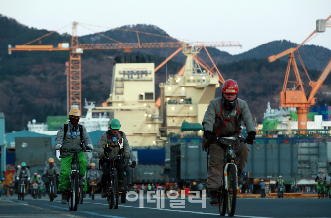 업황 회복 기미 속…韓 조선 빅3 직원수 더 줄었다