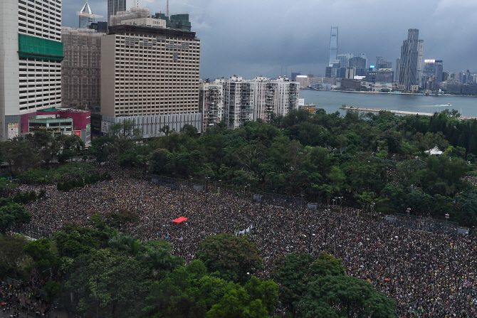 홍콩시위대 거리행진 불허에 '유수(流水)식 집회'…평화시위 호소