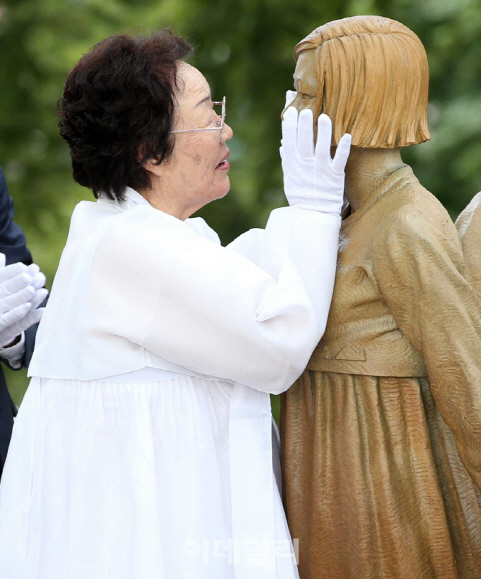 '반일 종족주의'에 이용수 할머니 "자발적 위안부? 사죄하라!"