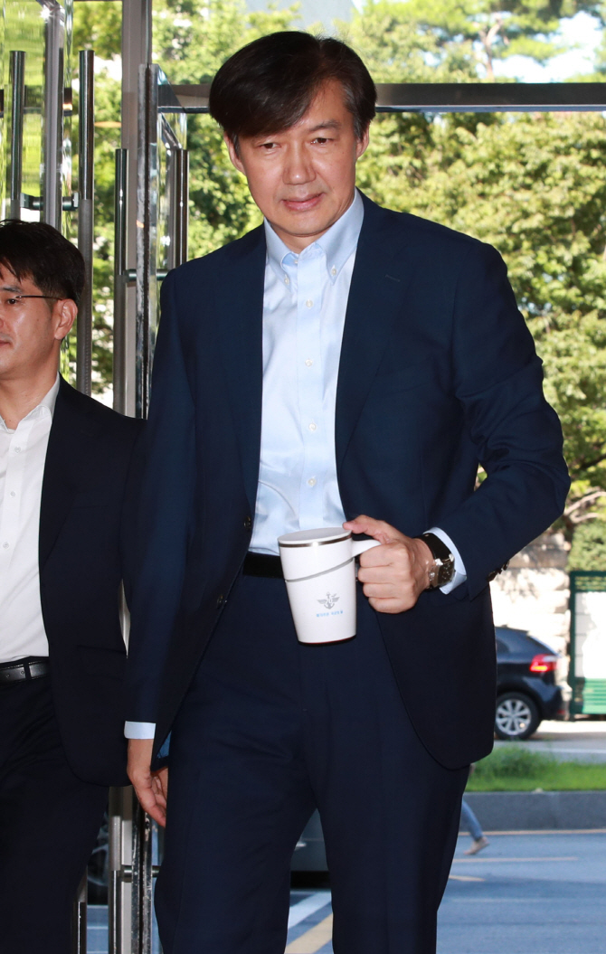조국 법무부장관 후보자, 시민단체에 피고발…"재산 증식 부적절"