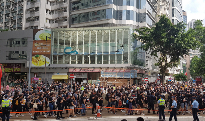 홍콩, 31일도 대규모 도심 행진… 평화시위 이어나간다