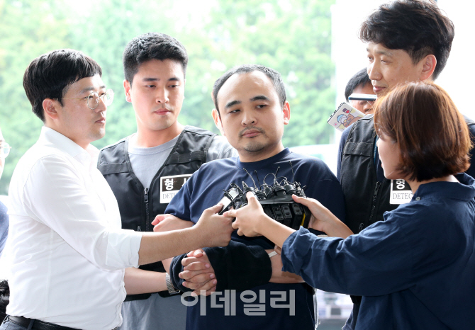 [포토]취재진 바라보는 '한강 몸통 시신 사건' 장대호의 눈빛