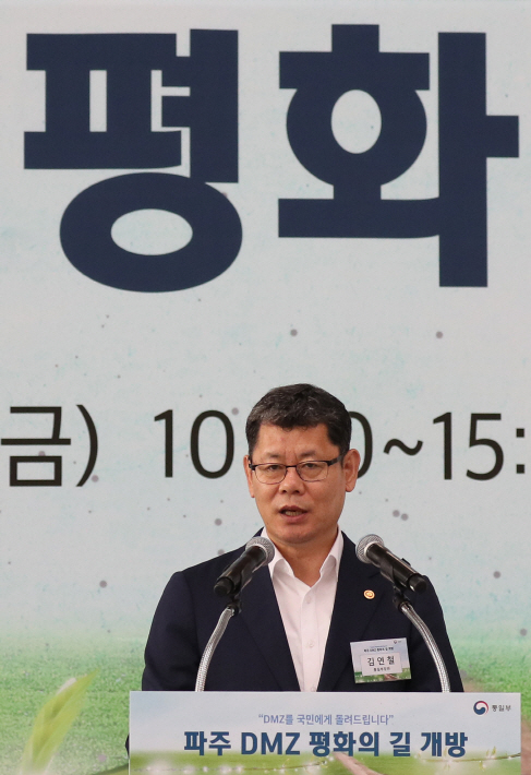 김연철 "한반도 평화경제의 시대..남북철도협력이 핵심"
