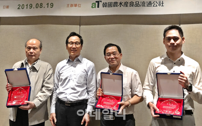 [포토] 양파 바이어에게 감사패 전달하는 이병호 aT 사장