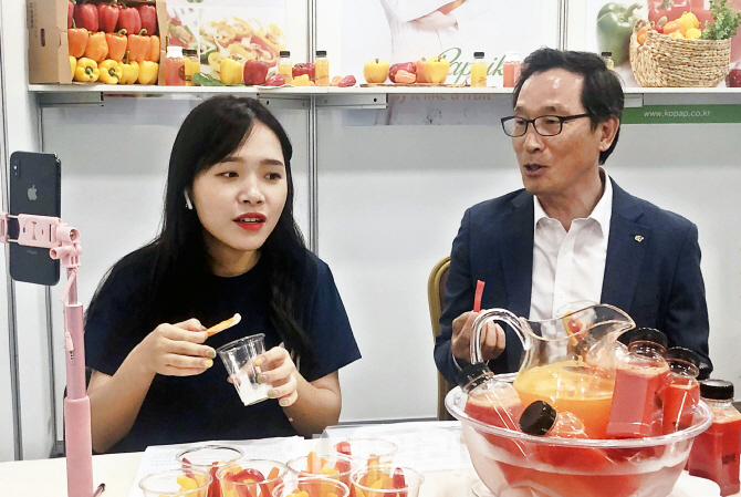 [포토] 왕홍 홍보방송 참가한 이병호 aT 사장