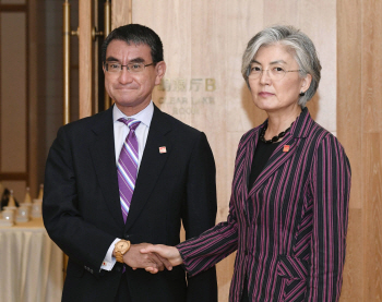 '굳은 표정' 강경화, 평행선 달린 한일 외교회담