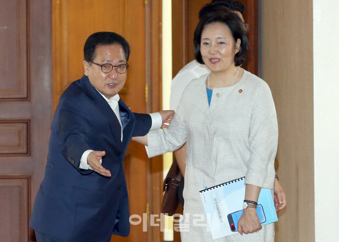 [포토]서로 배려하는 유영민-박영선