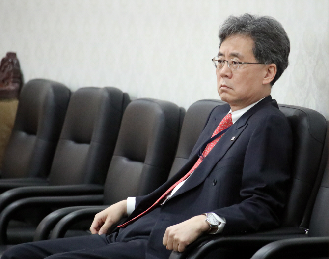 [포토]스티븐 비건 기다리는 김현종 청와대 국가안보실 2차장