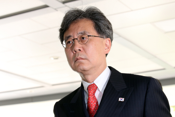 [포토]굳은 표정으로 정부청사 도착한 김현종 청와대 국가안보실 2차장