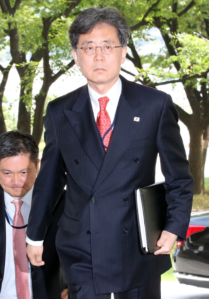 [포토]굳은 표정으로 정부청사 도착한 김현종 국가안보실 2차장