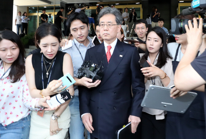 [포토]정부서울청사 나서는 김현종 청와대 국가안보실 2차장