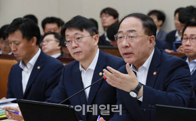 홍남기 “3대 신평사, 한국경제 긍정적 평가”