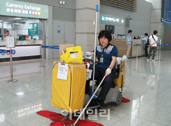 [이종일의 공항24시]⑤한국의 관문…"미화원 청결 기본, 미소는 덤" - 뉴스 썸네일 이미지