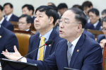 [2019국감]홍남기 "기재부 '민부론' 검토 자료, 민주당에 제공했다"