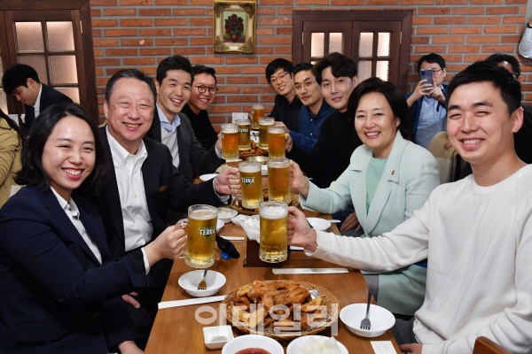 [中企 한주간 이모저모] 스타트업 대표들과 ‘치맥’ 즐긴 박영선 장관과 박용... - 뉴스 썸네일 이미지