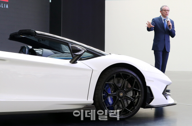 포토]'아벤타도르 Svj 로드스터' 소개하는 스테파노 도메니칼리 람보르기니 회장