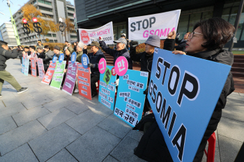 조선신보 "지소미아 조건부 연장, 북남관계 전망 흐리게 만들어"