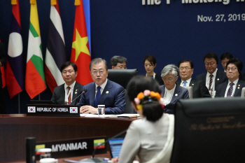 아세안 관계 강화했지만…日지소미아·北도발에 외교안보 '발목'