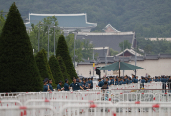 靑 “일본 수출규제 일부완화…근본 해결방안으로는 미흡해”