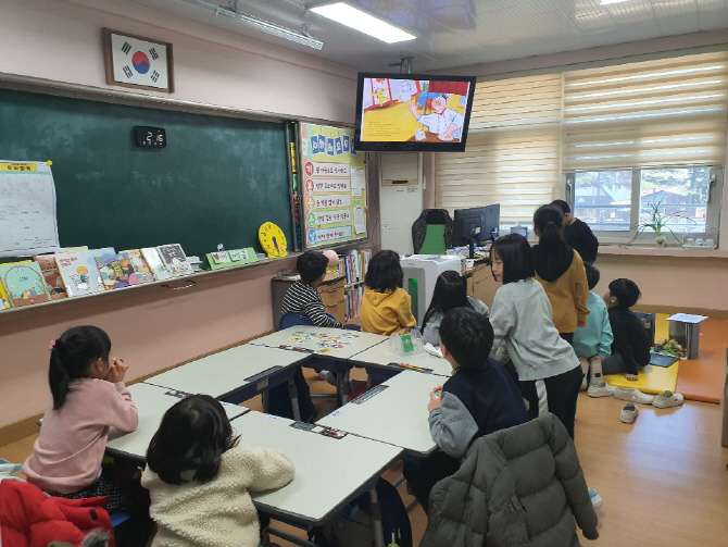 엠플레어, 강원 반곡초에 아이윙TV 디바이스 지원 - 뉴스 썸네일 이미지