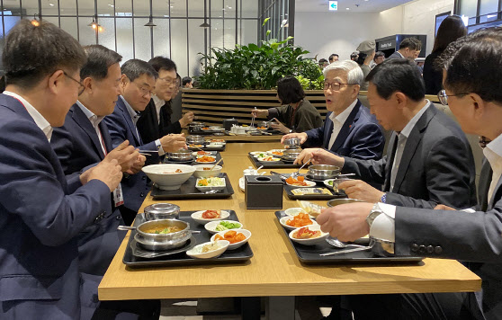 자유로운 소통 강조한 신동빈…새해 첫 행보 '구내식당 스킨십'