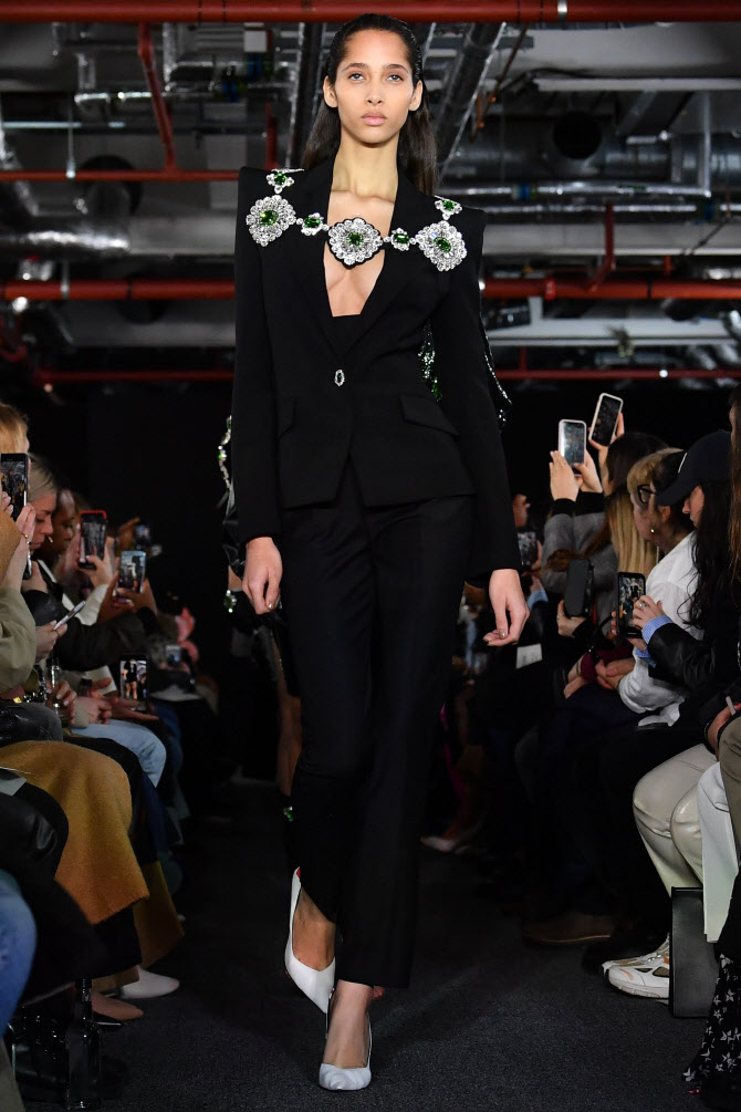 2020 영국 패션 위크 ‘파격적 드레스’                                                                                                                                                             