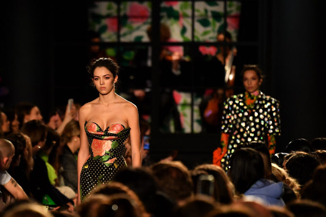 2020 영국 패션 위크 ‘과감한 의상’                                                                                                                                                               