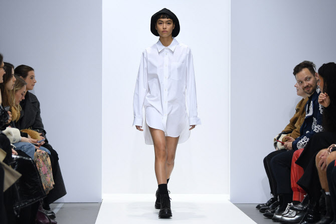 2020 영국 패션 위크 ‘심플한 의상’                                                                                                                                                               