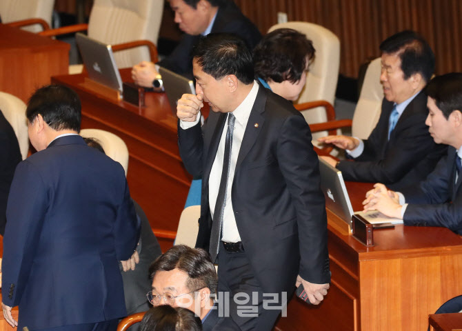 '국회 본회의 참석하는 금태섭'                                                                                                                                                           