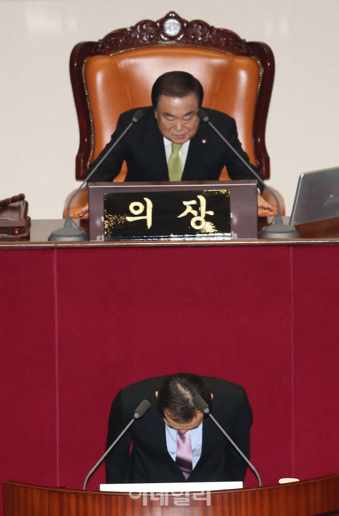 '허리숙여 인사하는 문희상-정세균'                                                                                                                                                       